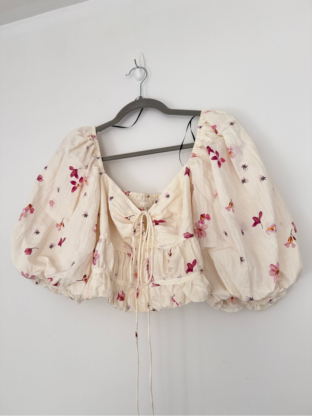 H&M | Floral Puff-Sleeve Cropped Blouse in Cream